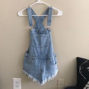 ✨FOREVER21 cut off overalls✨